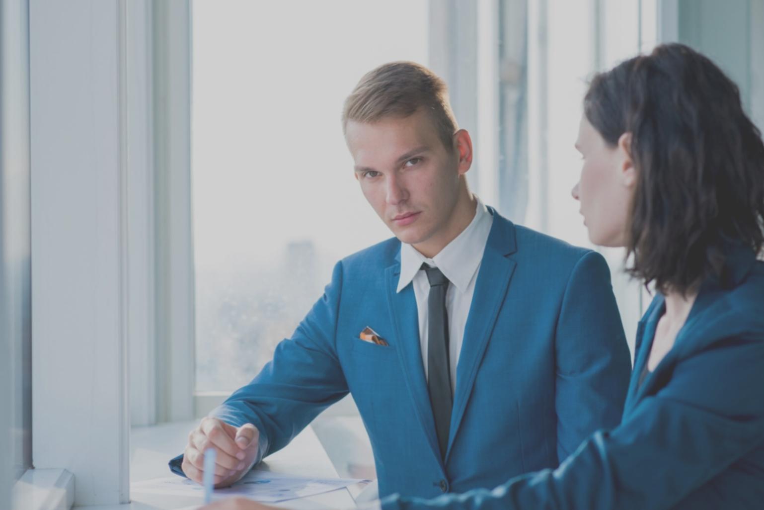 Moderner Arbeitsplatz mit Finanzunterlagen und digitalen Tools für Budgetplanung