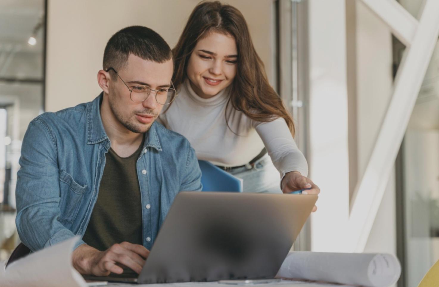 Beratungsgespräch zwischen Mentor und Teilnehmer in entspannter Atmosphäre