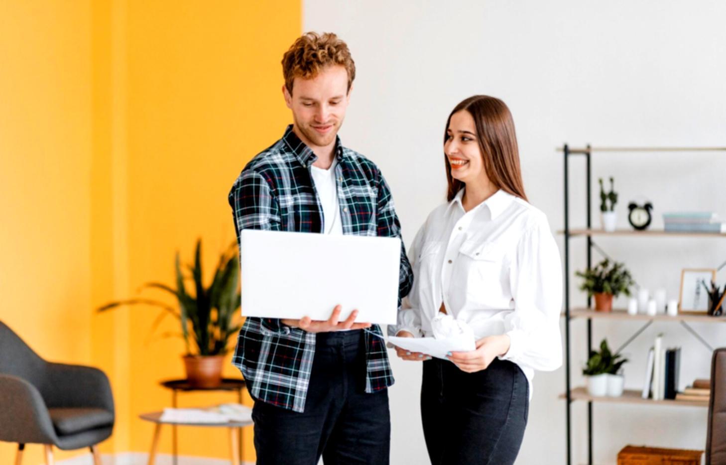 Moderne Arbeitsplätze mit Computern für die Beratung zur Budgetplanung