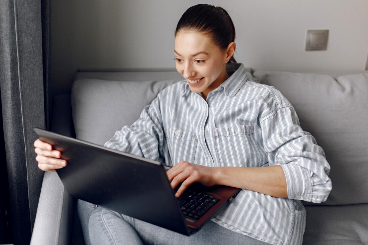 Professionelle Beratung am Arbeitsplatz mit Finanzunterlagen und Laptop
